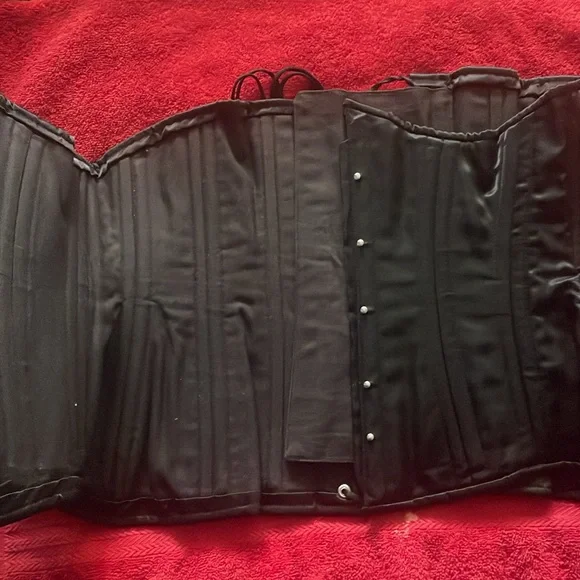 Satin with bone adjustable corset
Size 28” - Picture 2 of 6